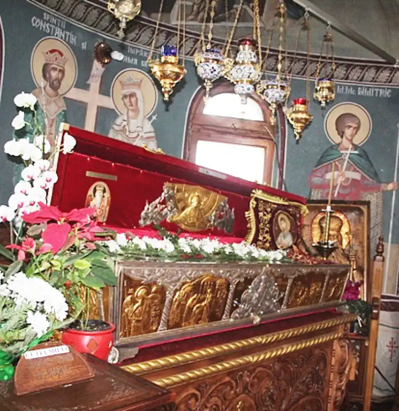 Racla cu Sfintele Moaște ale Sfântului Sfințit Mucenic Teodosie de la Mănăstirea Brazi 22 septembrie - pravila.ro