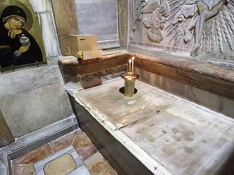 In Interiorul Sfântului Mormânt
