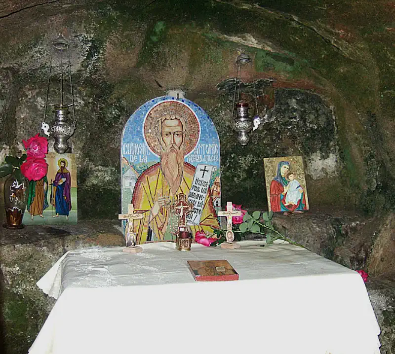 Peștera Sfântului Cuvios Antonie de la Iezerul Vâlcii 23 noiembrie - pravila.ro